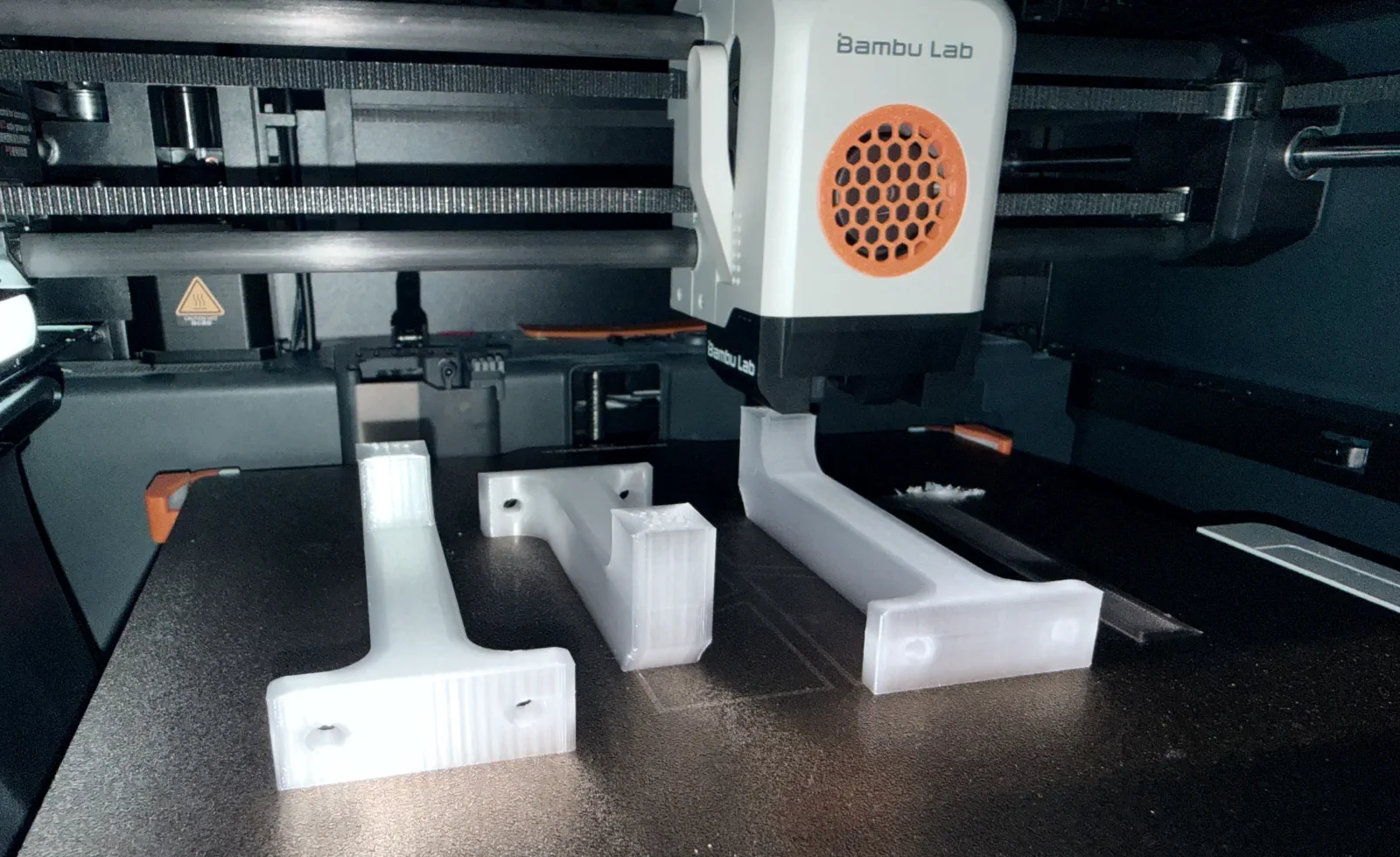 BambuLab P1S druckt die Aufnahme für den 20x20mm Alu-Extrusions-Stab